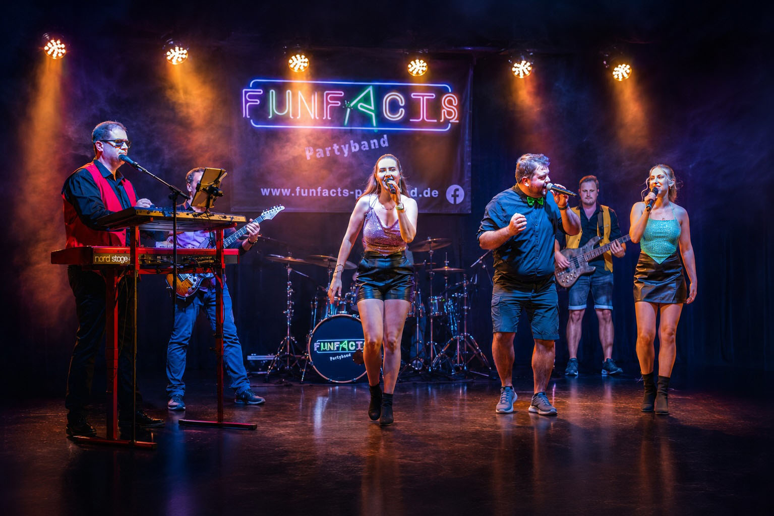 FUNFACTS Partyband auf der Bühne